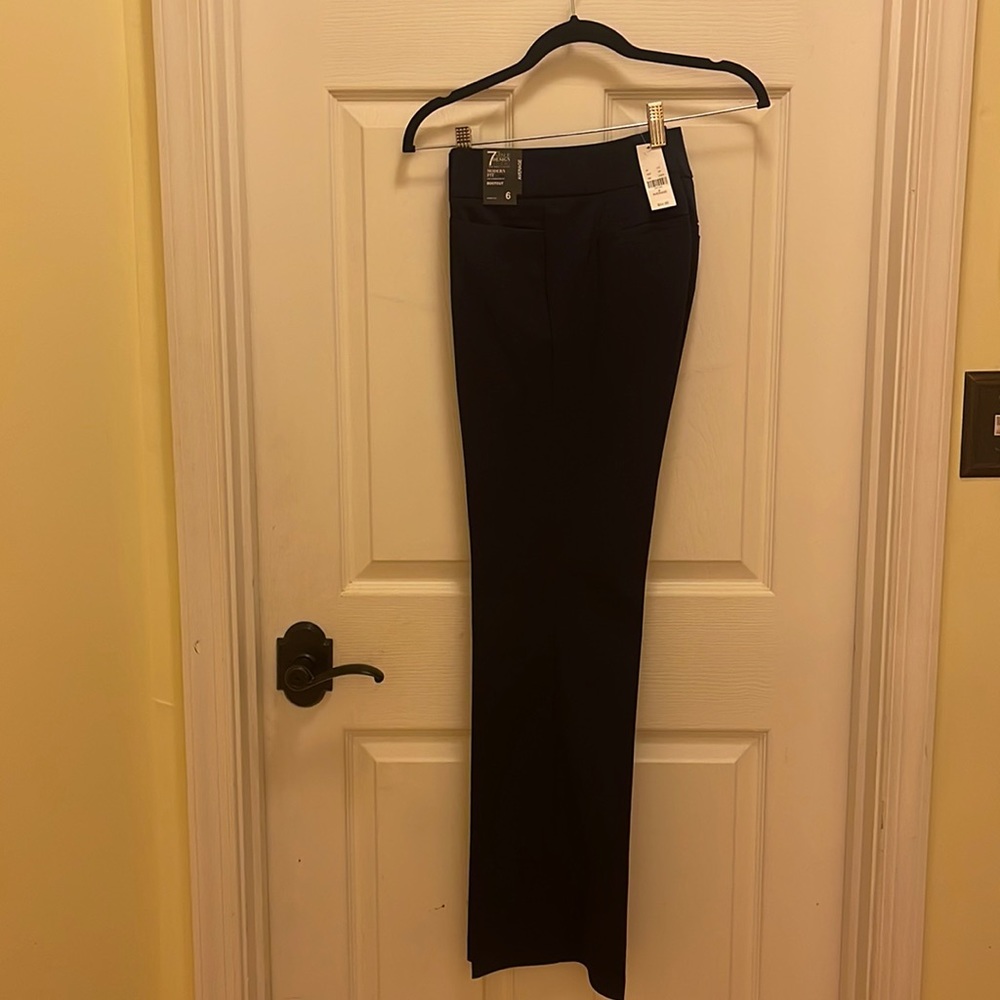 Navy NY&Co 7th Avenue DESIGN STUDIO, Modern Fit Bootcut Slacks, Size 6 Average